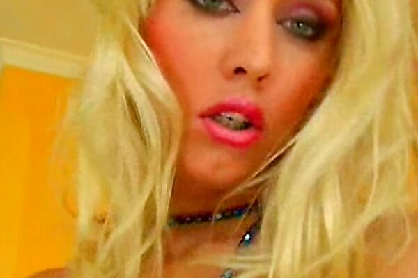 Pink dildo i alle huller